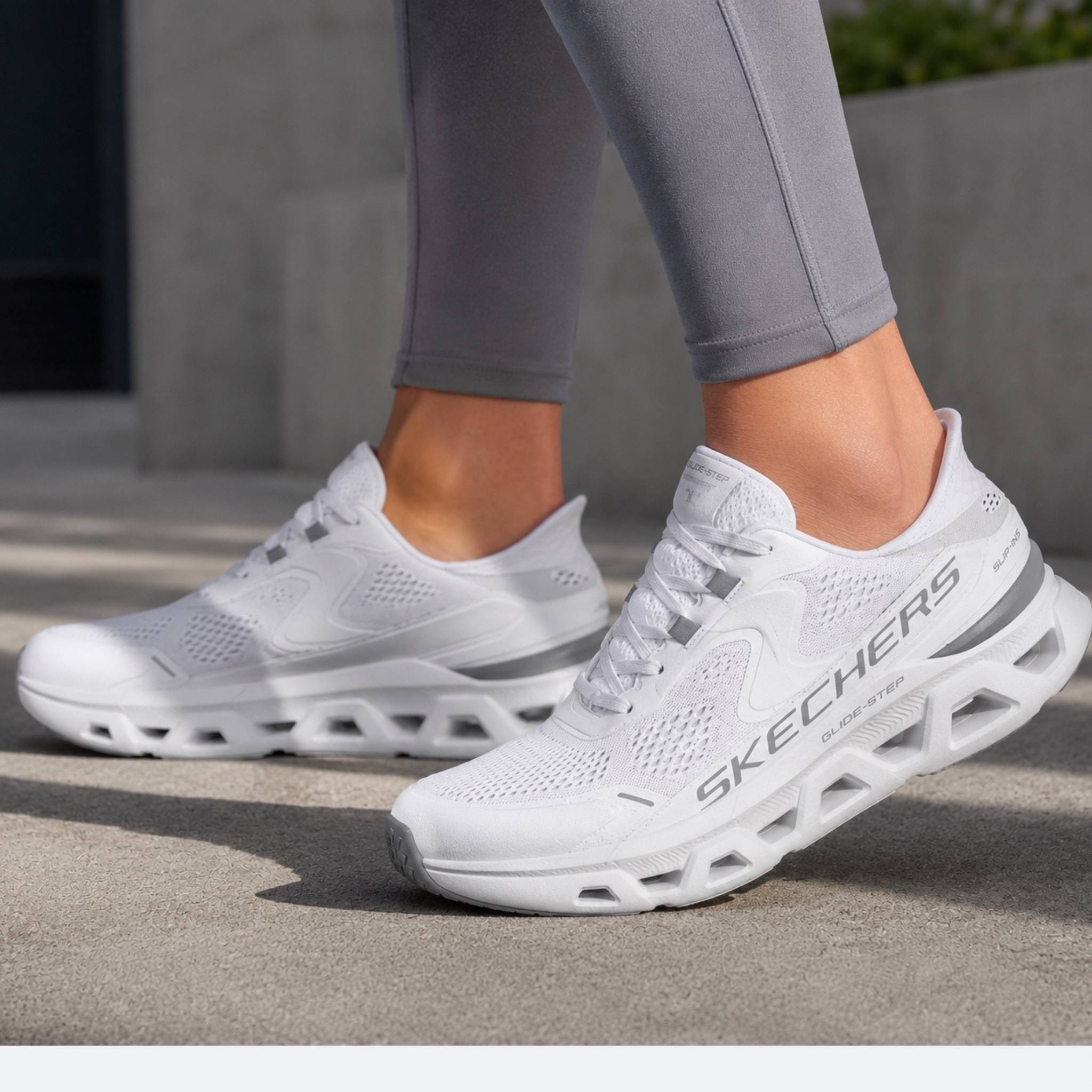 SKECHERS MUJER GLIDE-STEP ALTUS